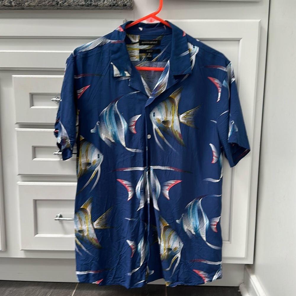Men's size medium Banana Republic Hawaiian print shirt. Excellent condition.